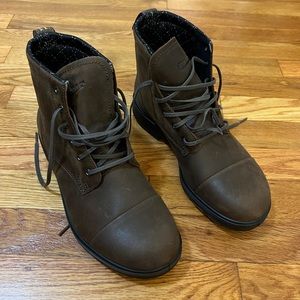 NEW never worn brown womens blundstone lace up boots, 8 1/2
